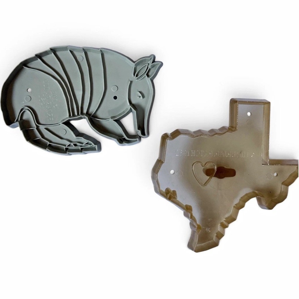 1982 Briar Patch 2pc Large Plastic Cookie Cutter Set Armadillo Texas Shapes  vtg